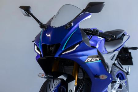 Výkonný a kompaktní centrální LED světlomet umístěný uprostřed přídě ve stylu M1 MotoGP.